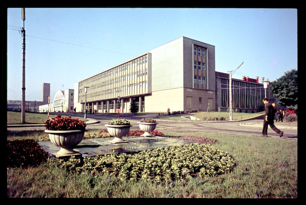 Uzina Tractorul Brasov (UTB ROMANIA) - Fotografie realizata de George Matei Cantacuzino; Octav Doicescu. Sursa Arhiva UAR